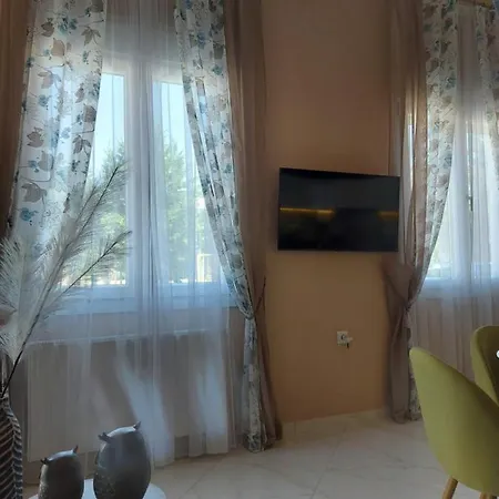 Lefis House